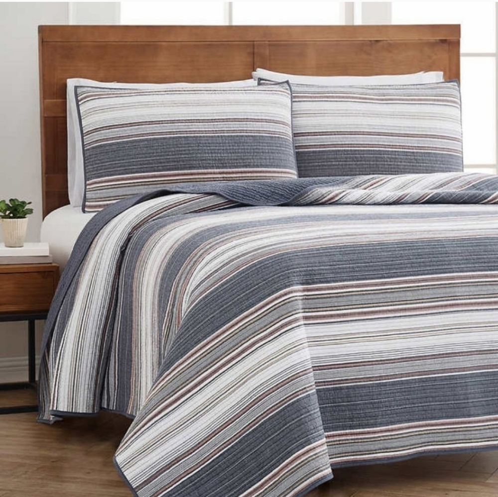 NWT!  Retro Chic Quilt Set Queen 3 Piece "Stinson Beach"